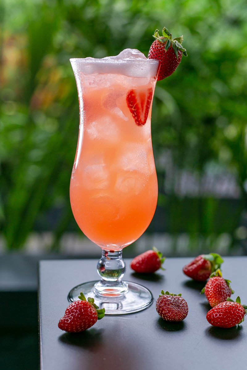 Aldea_Kla's tweet image. Kick off the week in style! 🍸😉After a busy day, join us for our delicious Strawberry Spiritz Cocktail that turns work talk into relaxed banter. Every week deserves a refreshing start.

#StartTheWeekRight #CocktailOClock #StrawberrySpiritz