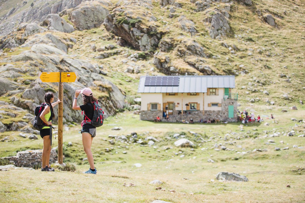 FEEC_cat's tweet photo. "Cita als Cims" ha passat pel 🏡 refugi de Coma de Vaca al Ripollès. 

El projecte s'emmarca dins les accions de #DESIR i està organitzat des de la #REPV a diferents refugis del Pirineu. 

Cultura, valors, medi ambient, muntanya 🌲🌱📚⛰️

➕ INFO ➡️https://t.co/mWtUx5c0NT

#sentlamuntanya #sommuntanya #desir