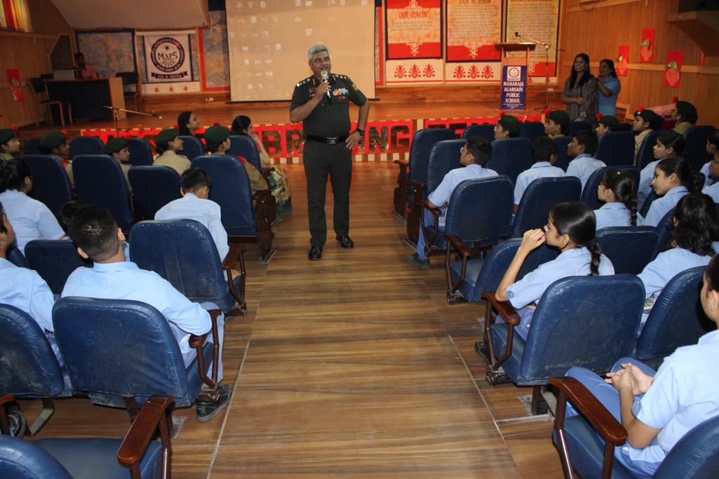 mapsavschool's tweet image. MAPS proudly welcomed Col.Narender Singh Yadav for the Veer Gatha Project,where he inspired students with his heroic journey of leading the Armoured Regiment and operating advanced T-90 tanks.#veergatha #armypride #T90Tanks #Patriotism #MAPS @Dir_Education @drmanishadiet