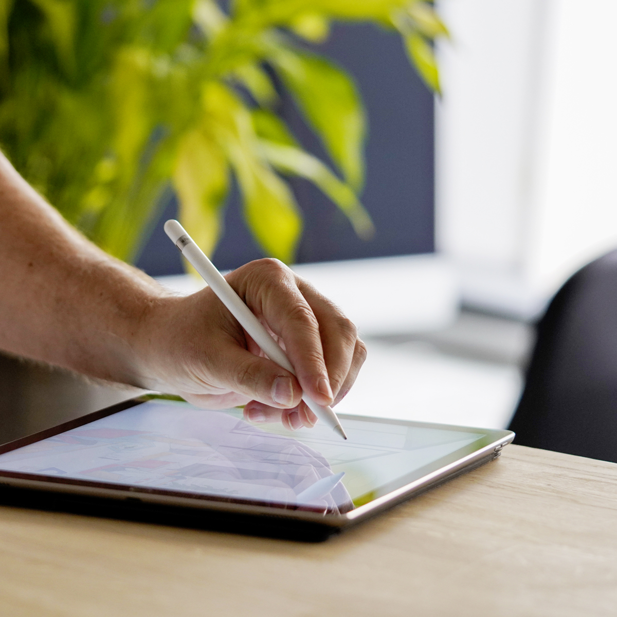 colegram_ch's tweet photo. Le métier de graphiste a connu une évolution remarquable!

Des croquis réalisés sur papier, aux créations digitales sur tablette et logiciels de montage, les outils du graphiste se sont modernisés tout en conservant leur essence artisanale.

#graphisme #innovation #tradition https://t.co/H1CpavmsFe