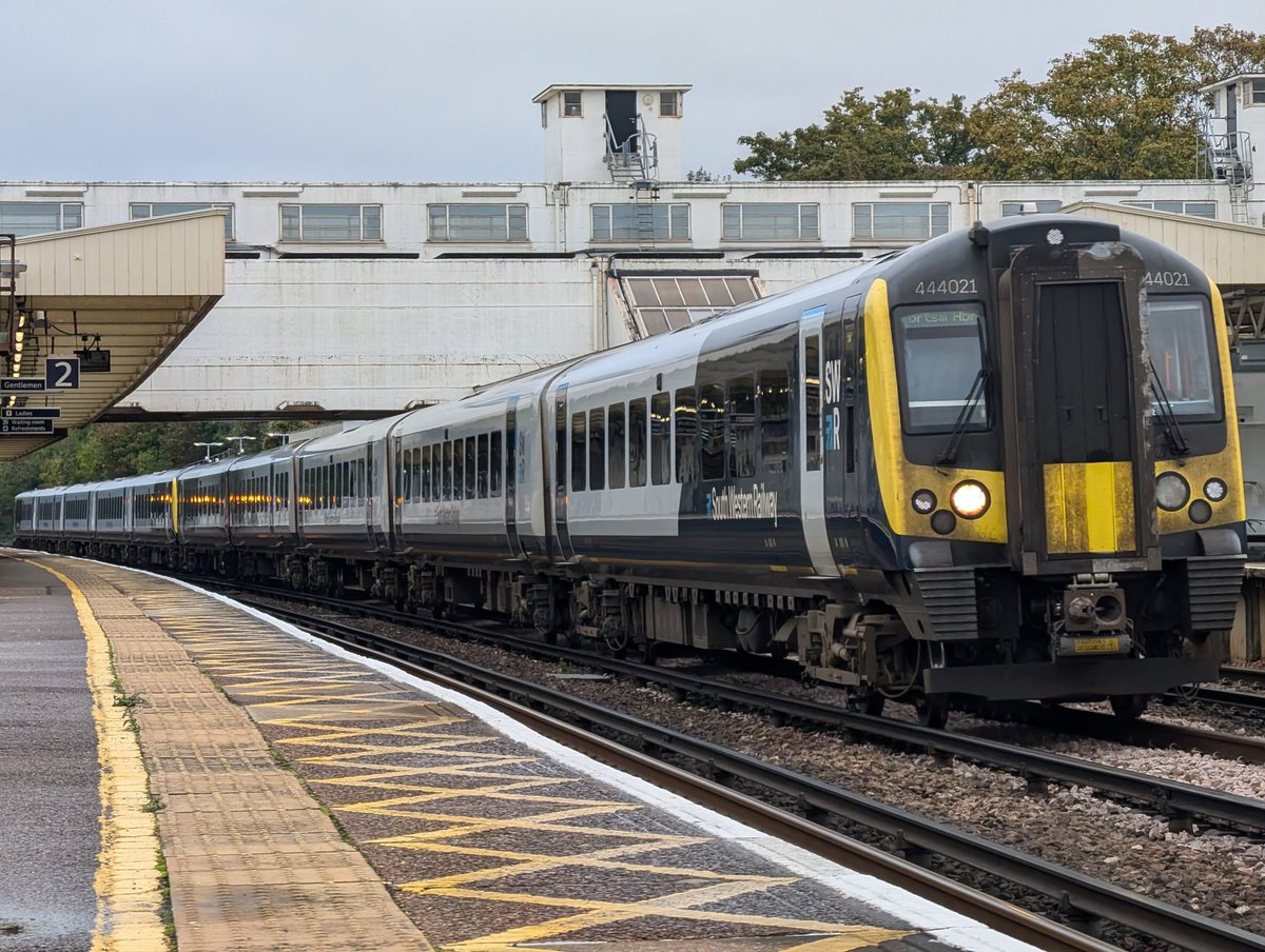DownOnTheStour's tweet photo. After a failed attempt at 458/4 we've jumped back on the 455s and headed to Surbiton βοΈ
All manner of units seen powering through the Station during over brief lay over π
#DOTS #railwayphotography #trainphotography #desiro #class450 #class444 #southwesternrailway https://t.co/NsMThaRUMy