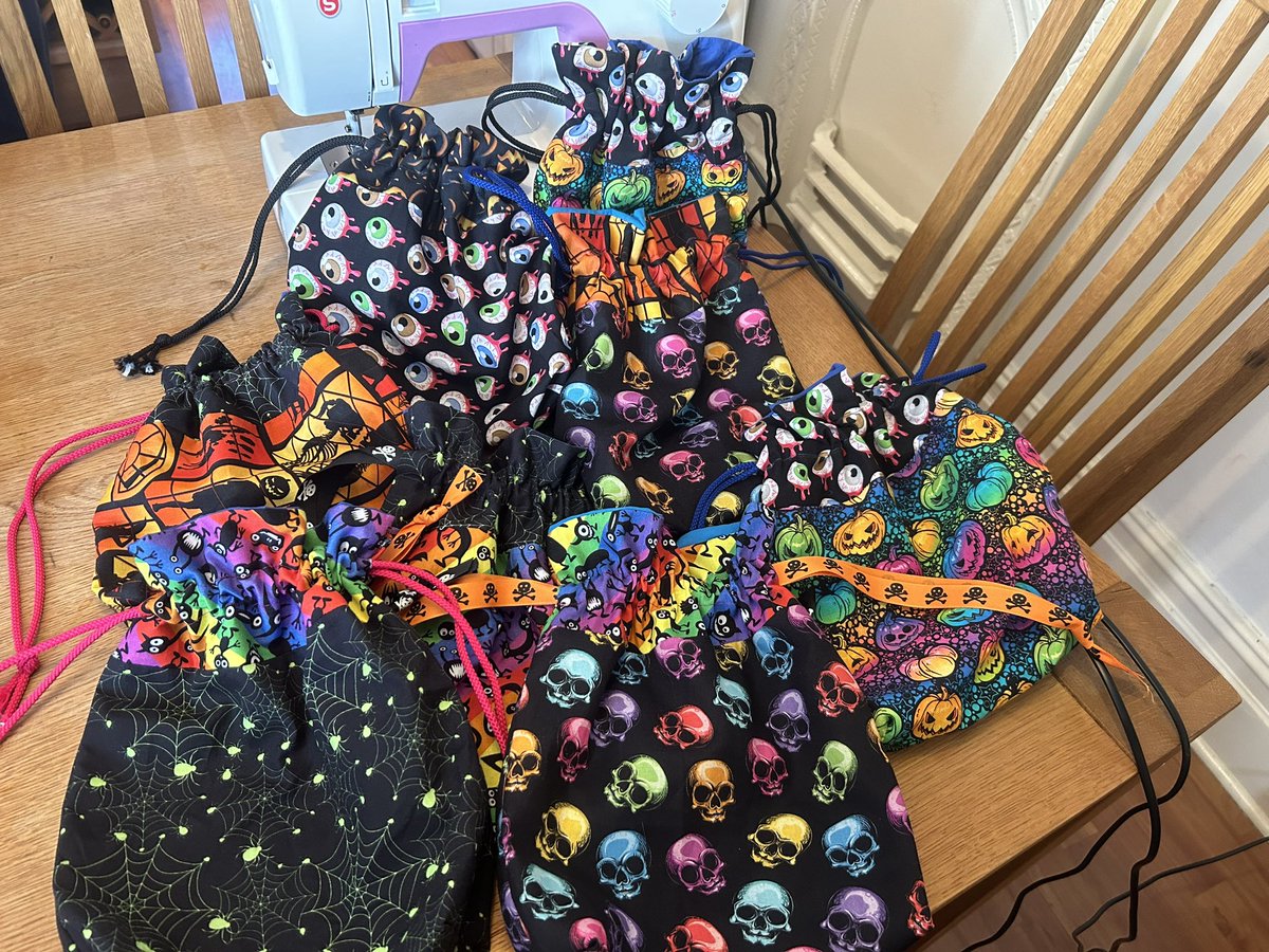 drcazz's tweet photo. Trick or treat bags all made for the #Satt children 🎃 👻 https://t.co/zFL6ybcQah