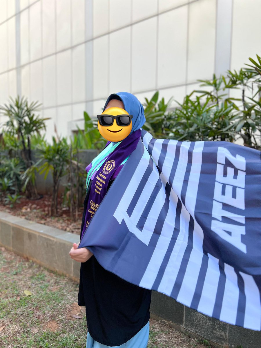 noyrtype's tweet photo. S.O.N.G M.I.N.G.I GONNA KNOW IT'S OVER!!!!!!! 🎊🎊🎊👑👑👑 

yesterday finally I officially graduated from uni y'all!!!! 💅😙 https://t.co/hom1gj7rXY
