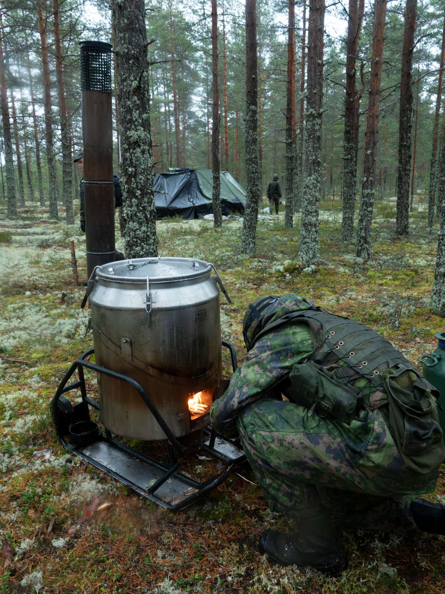 PorinPR's tweet photo. 2. huoltokomppanian komppaniaharjoituksessa varusmiehet opettelivat perusteita ryhmÀn toiminnasta osana joukkuetta sekÀ joukkueiden yhteistoimintaa. Harjoituksessa siirryttiin, perustettiin huoltopaikkoja ja harjoiteltiin mm. huoltokeskuksen puolustusta.
#porpr #huolto #VSHP https://t.co/qZ8gg5XOGY