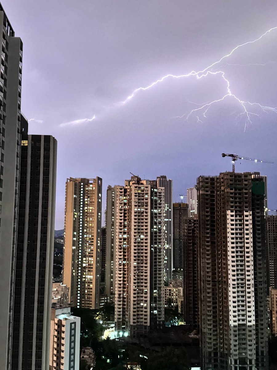 PunnyGamer's tweet photo. #Mulund right now being blessed by Thor!

#mulund #mumbaithunder #Thunderstorms #MumbaiRains https://t.co/FbWGRfz0B4