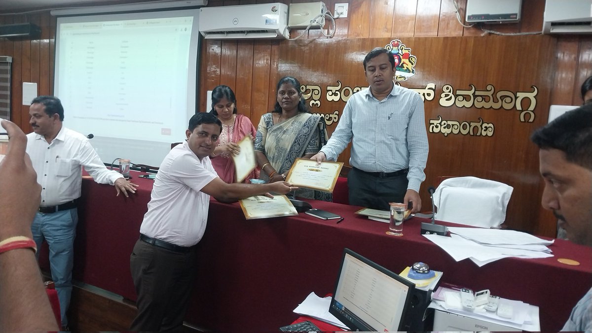 Mgnregsshimoga's tweet photo. ಇಂದು ಮಾನ್ಯ ಮುಖ್ಯ ಕಾರ್ಯನಿರ್ವಾಹಕ ಅಧಿಕಾರಿಗಳ ಅಧ್ಯಕ್ಷತೆಯಲ್ಲಿ ಜಿಲ್ಲೆಯ ಎಲ್ಲಾ ತಾಲ್ಲೂಕು 𝐄𝐎, 𝐀𝐃  ಹಾಗೂ ಇತರೆ ಅಧಿಕಾರಿಗಳಿಗೆ ನರೇಗಾ ಯೋಜನೆ ಸೇರಿದಂತೆ ವಿವಿಧ ಯೋಜನೆಗಳ ಪ್ರಗತಿ ಪರಿಶೀಲನೆ ನಡೆಸಿ, ಉತ್ತಮ ಪ್ರಗತಿ ಸಾಧಿಸಿದ 𝐏𝐃𝐎 ರವರಿಗೆ ��ಭಿನಂದನಾ ಪ್ರಮಾಣ ಪತ್ರಗಳನ್ನು ನೀಡಿ ಗೌರವಿಸಲಾಯಿತು.
#ಜಿಲ್ಲಾ_ಪಂಚಾಯತ್_ಶಿವಮೊಗ್ಗ https://t.co/VeO8fWZp0J