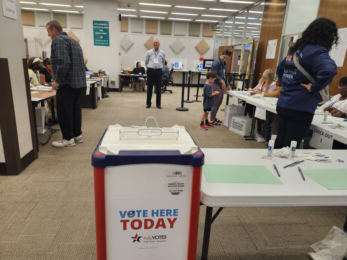 Yes, we're open!

If you're off today, swing by <a href="/MCCOindy/">Marion County Clerk</a> at the City-County Building to vote early. There's been no waiting all morning. We're here until 5:00 p.m. Enter off Delaware Street. Vote.Indy.gov for more. #IndyVotes