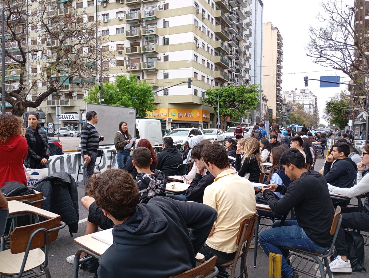 🔴#AHORA | HISTÓRICO:

Por primera vez en la vida universitaria, la Facultad de Ciencias Económicas de la UBA, corta Av Córdoba y dicta Clases públicas.

Es en rechazo al veto de la Ley de Financiamiento Universitario, al ajuste y vaciamiento educativo por parte de Nación