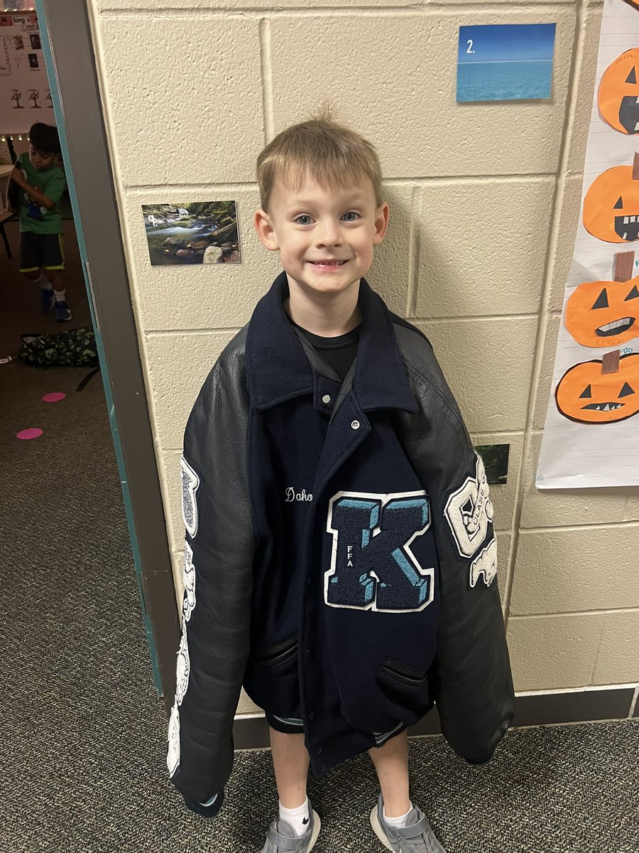 ferrerohhe's tweet photo. Repping future Mustangs by celebrating our past mustangs! #futuremustangs @HumbleISD_KHS https://t.co/7xiUltHgPU