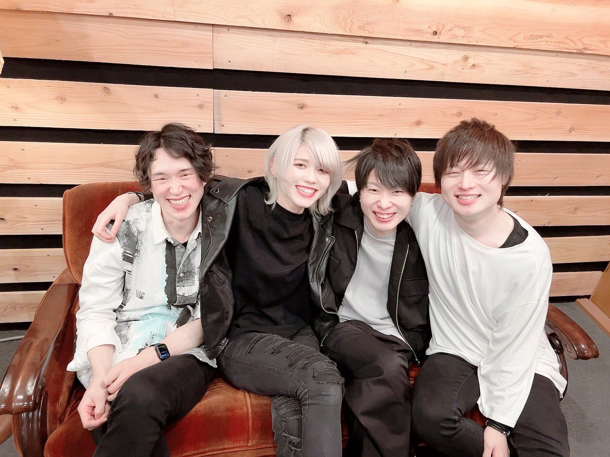 yt_knhr's tweet photo. 沢山の素敵な出会いをありがとうごさいました。
人生で一番濃い時間を過ごしたかけがえのない青春です。

BLiND OWLは僕にとって家族です。
進む道は分かれますが、いつかまた再会して一緒に演奏したいな。

応援してくれた皆んなも本当にありがとう。
皆さんに出会えて僕は幸せ者です！ https://t.co/ic4Pja28q2