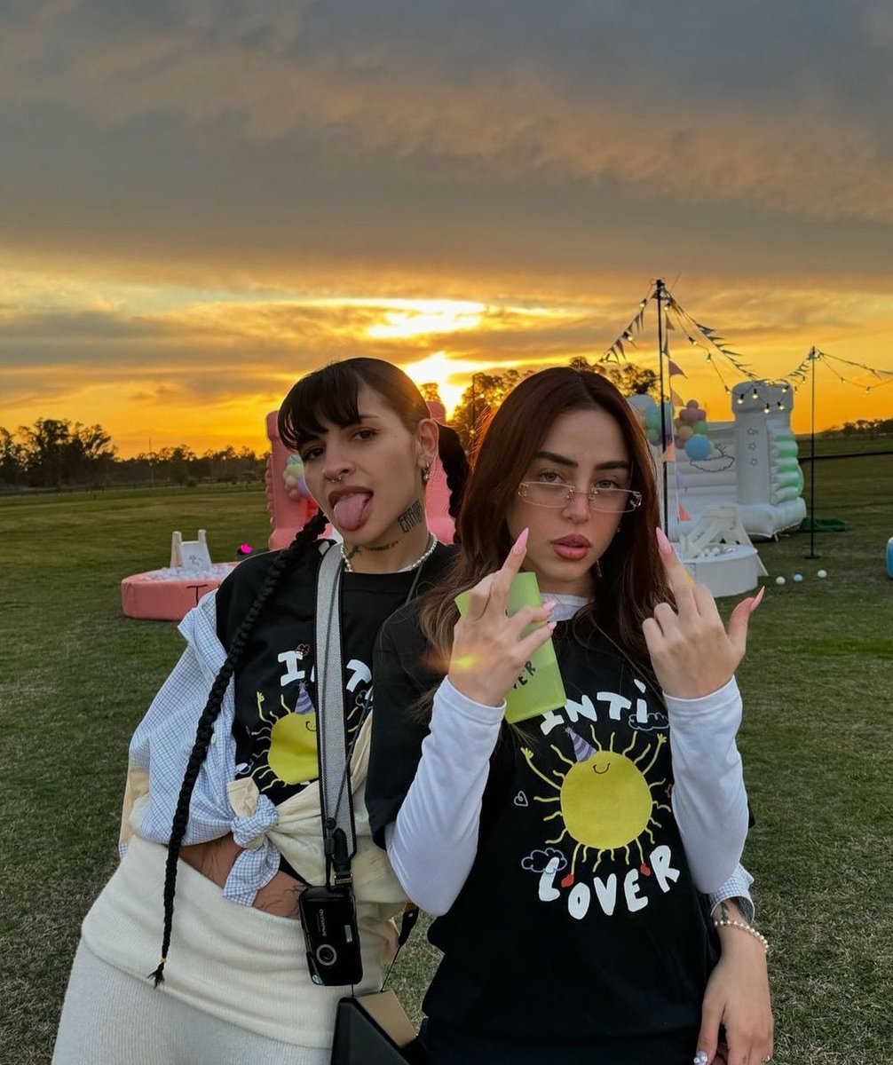 Atentis fandom de CAZZU y NICKI NICOLE ! El miércoles en #MundoPop hacemos especial de estas reinas,  ¿Y a qué fans deberíamos invitar al programa a que se sienten a hablar de ellas con nosotros? Vamos a recorrer sus carreras y regalamos merch🙌🏼🙌🏼