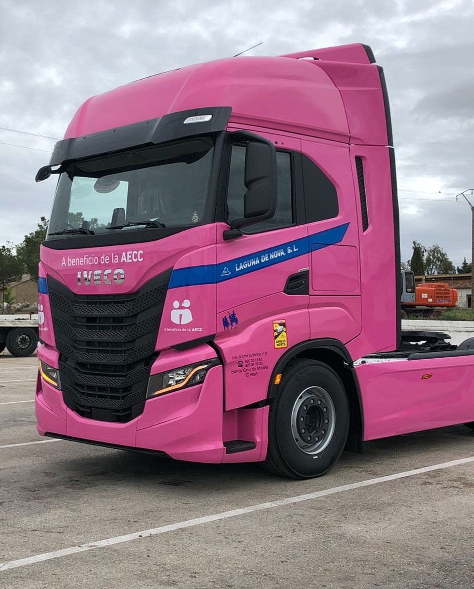 📢Este finde <a href="/camioneroscosla/">Camioneros de Coslada</a> estará en la Mama Bowl, una iniciativa solidaria con motivo del "Día Mundial de Lucha contra el Cancer de Mama".

¿Has visto el poster con la imagen del icónico IVECO S-Way rosa? El #camionrosa es digno de reconocimiento.

@ayto_coslada #mamabowl