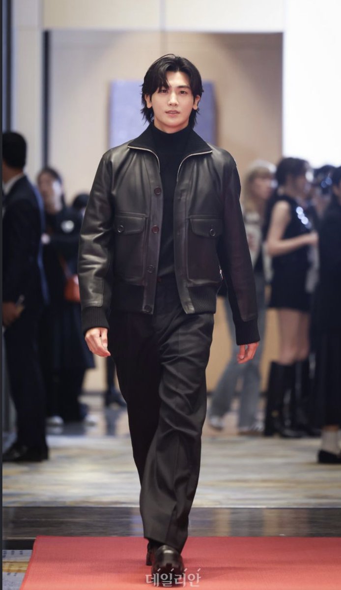 カッコいいのひと言に尽きますね♡
オーラが凄い✨✨
脚が長くてスタイル抜群だし、
黒いこの衣装も着こなしてるし、
なんといっても少し長めの髪！！
好みです♡
短いヒョンシクも好きだけど、
長めヒョンシク好みです🫶

#パクヒョンシク
#PARKHYUNGSIK 
#박형식