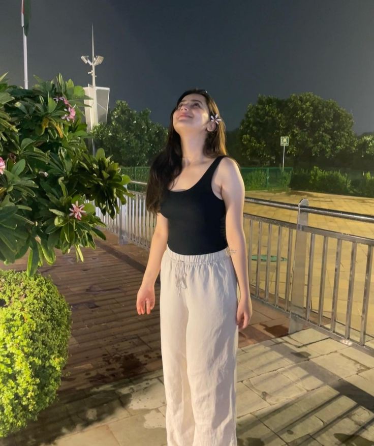 नीचे आ गिरती है हर बार दुआ मेरी,
पता नहीं कितनी ऊंचाई पर खुदा रहता है..!💫🕊️