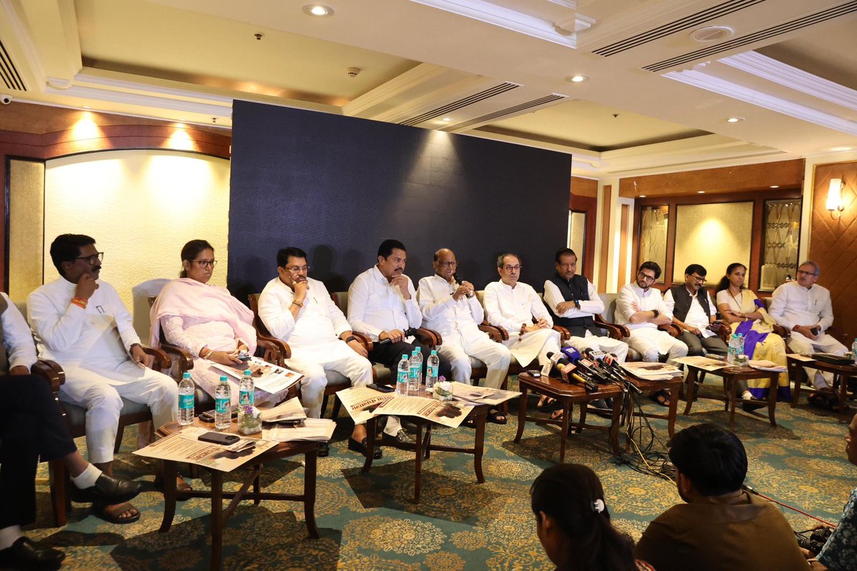 prithvrj's tweet photo. महाविकास आघाडीतर्फे आज #गद्दारांचा_पंचनामा प्रसिद्ध करण्यात आला. यानिमित्त आयोजित करण्यात आलेल्या पत्रकार परिषदेतून महाविकास आघाडीची भूमिका स्पष्ट करण्यात आली. यावेळी खा. शरद पवार साहेब, माजी मुख्यमंत्री उद्धव ठाकरे, महाराष्ट्र प्रदेश काँग्रेस कमिटीचे अध्यक्ष नानाभाऊ पटोले, विरोधी पक्षनेते विजय वडेट्टीवार, खा. सुप्रिया सुळे, खा. संजय राऊत, माजी मंत्री आदित्य ठाकरे, खा. वर्षा गायकवाड, खा. अरविंद सावंत, खा. अनिल देसाई उपस्थित होते.
#महाविकास_आघाडी