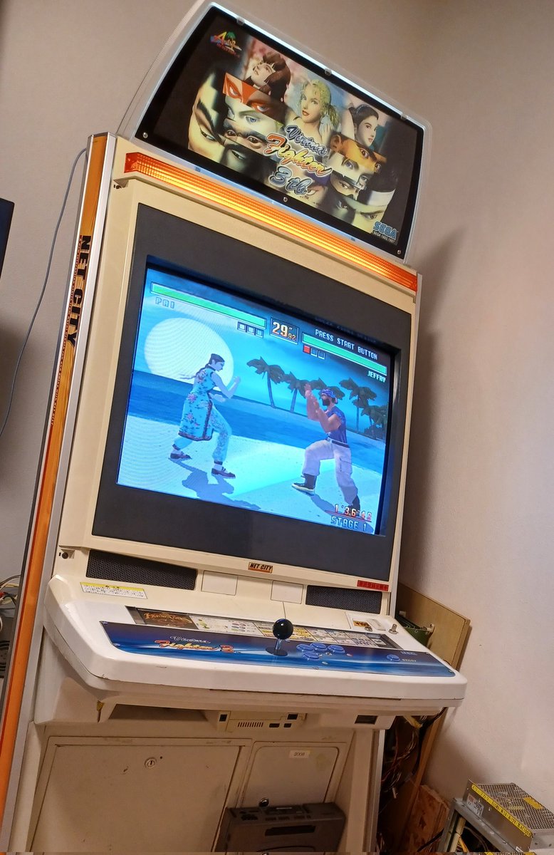 lancerevo7gta's tweet photo. #virtuafighter3tb 
#netcity

コナ研さんより頂いたネットシティ用のインストボードを装着(^o^)　アクリル部分が下からのライトに照らされるのはカッコいい！　バーチャ4筐体にバーチャ3入れたみたいなイメージが完成。 https://t.co/eUE7hTEYqB