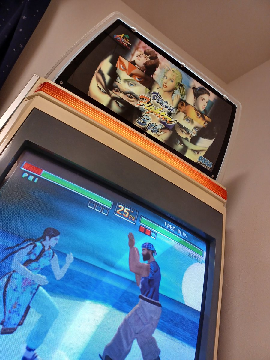 lancerevo7gta's tweet photo. #virtuafighter3tb 
#netcity

コナ研さんより頂いたネットシティ用のインストボードを装着(^o^)　アクリル部分が下からのライトに照らされるのはカッコいい！　バーチャ4筐体にバーチャ3入れたみたいなイメージが完成。 https://t.co/eUE7hTEYqB