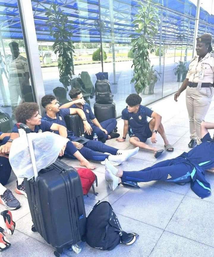 EPLworld's tweet photo. اغرب خبر اليوم

🇱🇾 

9 اكتوبر: إنتظار بعثة منتخب ليبيا في مطار أبوجا الدولي بنيجيريا قرابة الـ 3 ساعات بدون أي استقبال وسوء معاملة. 

🇳🇬 

14 اكتوبر : بعثة منتخب نيجيريا  عالقة في مطار الأبرق لأكثر من 16 عند وصولهم إلى ليبيا دون اي استقبال.  😳 

لاعبي البريميرليغ المتواجدين مع نيجيريا 🇳🇬 : 

- اولا آينا (نوتنغهام فوريست)
- ويلفريد نديدي (ليستر سيتي)
- كالڤين باسي (فولهام) 
- اليكس اووبي (فولهام) 
- تايوو اووني (نوتنغهام فوريست)