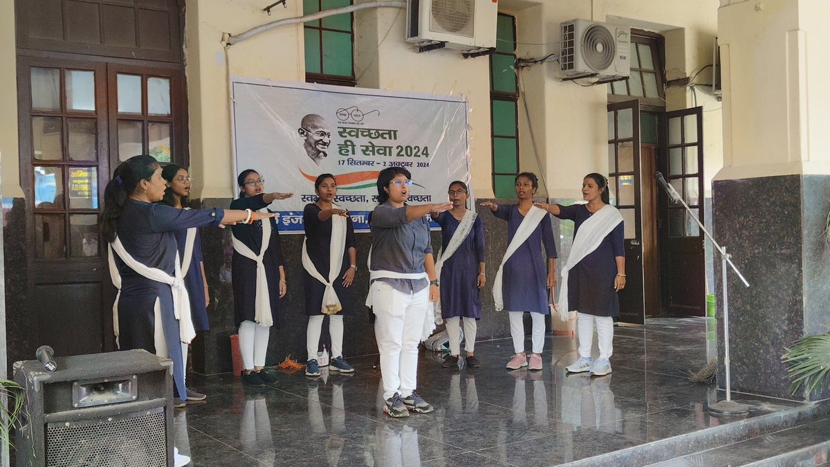 jmpworkshop's tweet photo. #SHS2024 Nukad natak on theme "Swachhata Bharat mission " at CWM portico/JMPW https://t.co/NZCqGQuNGp