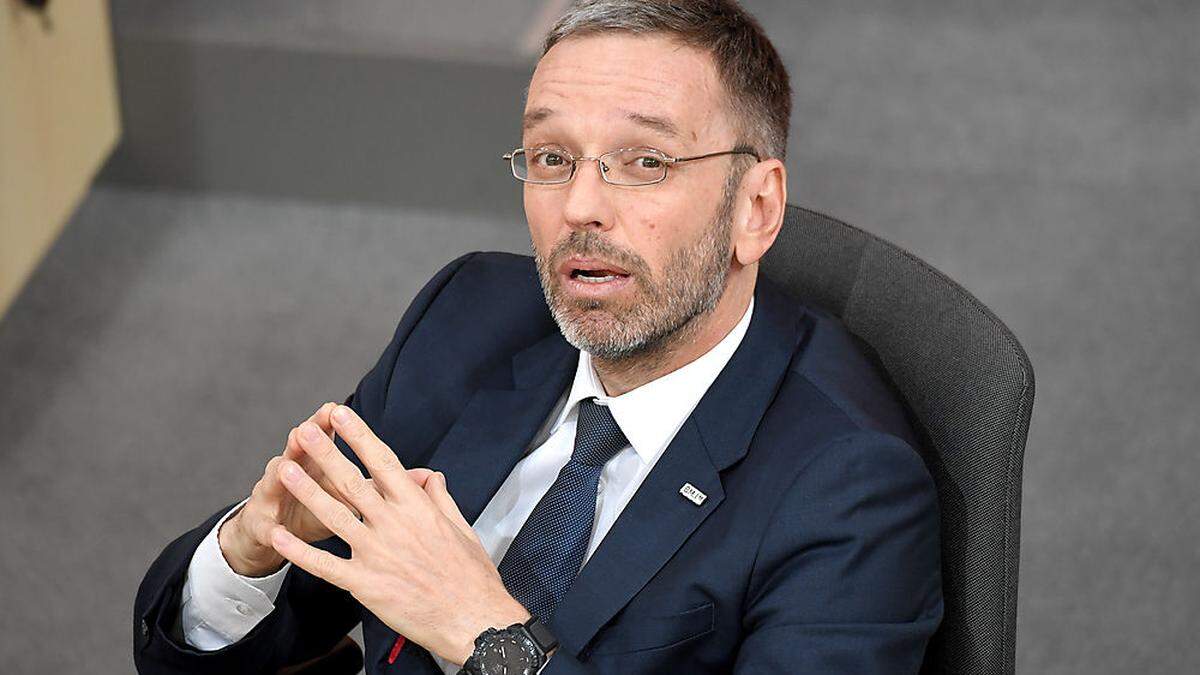 Kickl ist kein Sieger, sondern Stimmenstärkster, was noch lange nicht bedeutet, dass er mehrheitsfähig sei. 
72% haben gegen ihn gestimmt und trotzdem stellt er den Kanzlernspruch.
Sein Stärke hierfür ist Hetze, Demagogie, Populismus und das Erzeugen von Hass und Angst.