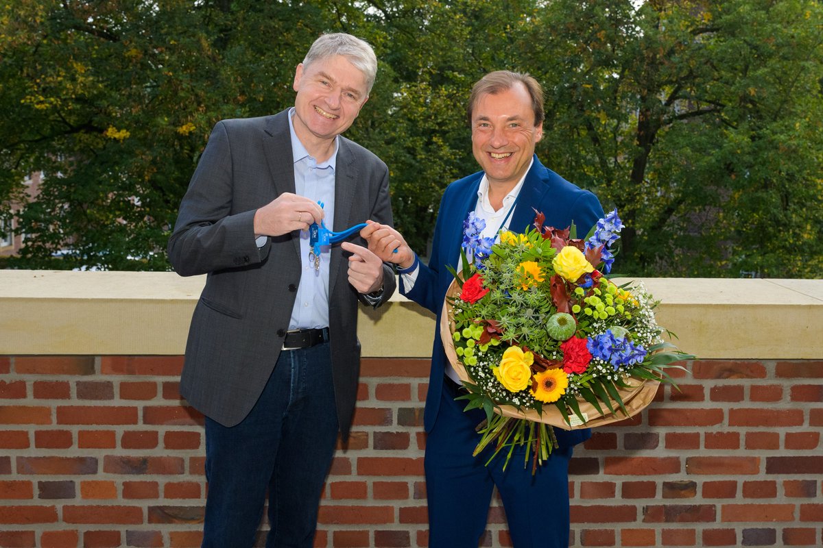 Herzlich willkommen! 🥳 Prof. Matthias Sigler (l.) ist seit Anfang Oktober Direktor unserer Klinik für Kinder- und Jugendmedizin - Pädiatrische #Kardiologie. #ukmuenster

👉 Zur Personalie: shorturl.at/69vSt