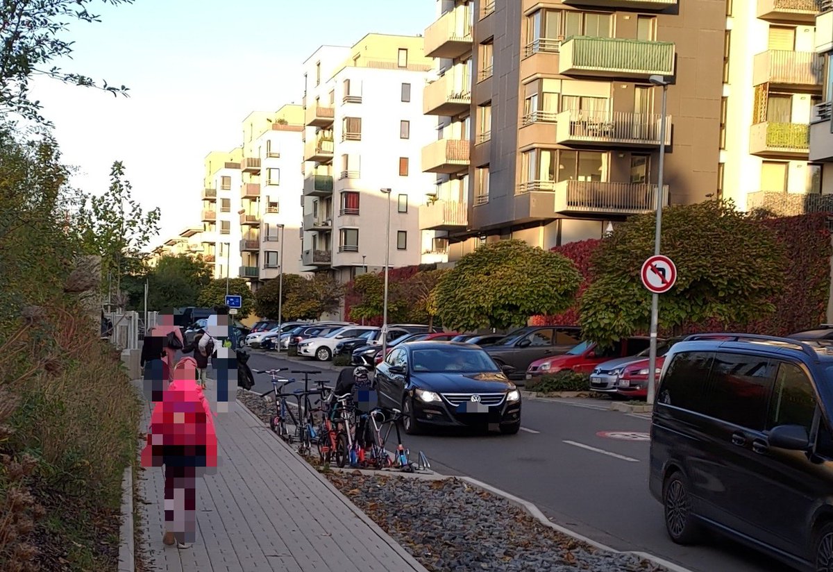 SkolaPesky's tweet photo. Půlka října a děti pořád na koloběžkách? To jsme opravdu nečekali!
Jinak je to již 14. měsíc od otevření školy a děti stále parkují u projíždějících aut (která naopak parkují před vchodem školy).
This is #Praha9 !
#ZSElektra https://t.co/gGxJ4KBkUd