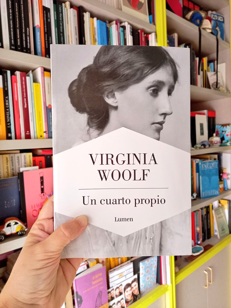 PuriMascarell's tweet photo. 💜En el Día de las Escritoras, reivindiquemos las condiciones materiales que posibilitan la capacidad de crear arte: tiempo, calma, dinero, concentración y un espacio digno y propio. https://t.co/naFF9CKfVh