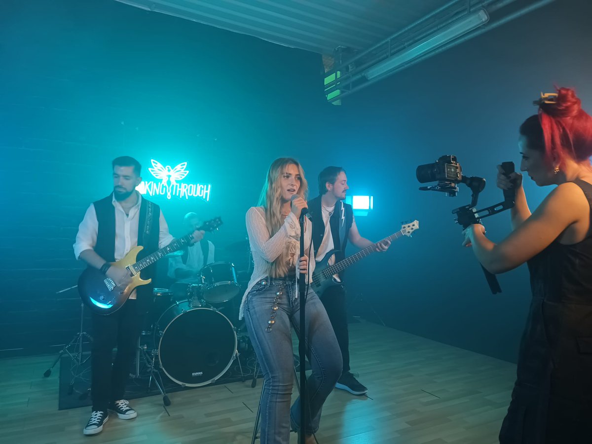 Skyhammer_games's tweet photo. Amigos, llevo un par de días sin subir contenido al canal porque mi mujer, @LadyHammer88, y yo hemos estado trabajando a tope en los próximos videoclips de Breaking Through, @BThroughrock 

Mañana estrenaremos por fin el primer video de los que hemos grabado y estamos emocionadísimos. 

En breve recuperaremos la normalidad en el canal. 

Foto durante el rodaje de ayer.