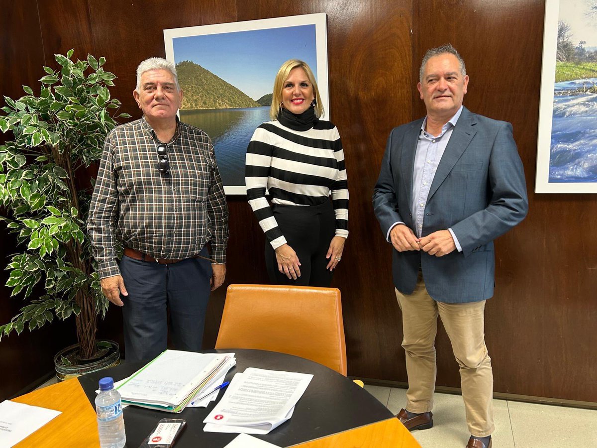 haciendaEXT's tweet photo. Este lunes recibimos en la consejería a la plataforma @stopsucesiones de la mano del presidente Eligio Taboada y del secretario nacional, Rafael Cueto.

✅Seguimos trabajando en el Impuesto de Sucesiones centrándonos en los más vulnerables.

@StopsucesionesE https://t.co/6HS52YYYWB