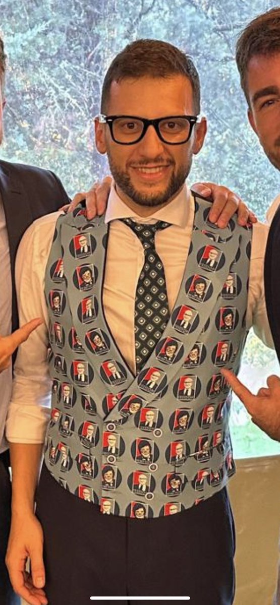 Alejandro Nimo (@alejandronimoar) on Twitter photo Esto si que es ser un buen Argentino viviendo en Madrid, Matías Acosta (gran empresario de tecnología) para su boda se ha hecho hacer un chaleco para su Chaqué de boda con las imágenes de <a href="/JMilei/">Javier Milei</a> y Milton Friedman. Así seguro que ese matrimonio será feliz!
VIVA LA LIBERTAD Esto si que es ser un buen Argentino viviendo en Madrid, Matías Acosta (gran empresario de tecnología) para su boda se ha hecho hacer un chaleco para su Chaqué de boda con las imágenes de <a href="/JMilei/">Javier Milei</a> y Milton Friedman. Así seguro que ese matrimonio será feliz!
VIVA LA LIBERTAD