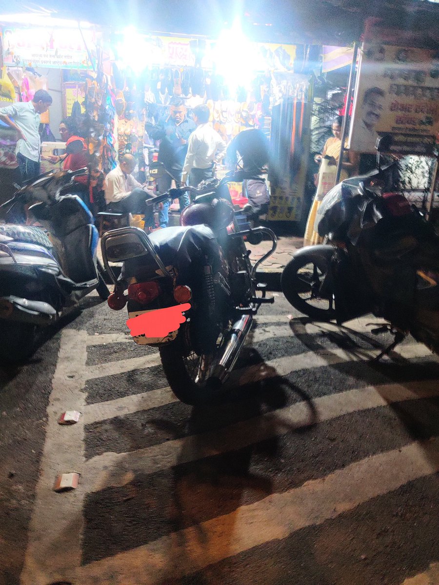 PariFlashpacker's tweet photo. 2 and 4 wheelers parked in no parking and zebra crossing near Sion station at a rush hour causing inconvenience, neither of them don't get penalized because it's beyond working hours of @MTPHereToHelp 
But at 4 pm sharp, the towing van will come and do "mandavli" if you are there https://t.co/H9rgefZN5S