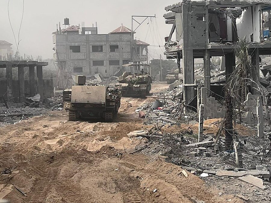 BdGEORGES's tweet photo. [À LIRE] "Pourquoi le conflit en Palestine est si central ?" par #RobGrams
"Cela revient beaucoup chez les pro-israéliens, que ce soit dans les médias ou sur les réseaux sociaux : critiquer les massacres que commet Israël depuis maintenant un an à Gaza, et plus récemment au Liban, relèverait de “l’obsession” et poserait une question : pourquoi s’intéresser autant aux crimes de guerres d’Israël et ne rien dire des autres conflits ? Cela aurait un sous texte inavouable, ce serait parce que, cette fois, les coupables seraient juifs. 
Bien sûr l’argument est infiniment réversible – ceux qui disent cela viennent s’en prendre aux pro-palestiniens mais ne font rien de plus s’agissant d’autres guerres, de nombreux militantes et militants parlent en réalité d’autres conflits (comme en Nouvelle-Calédonie, comme des kurdes etc) – mais tentons de prendre la question au sérieux et d’y répondre : pourquoi le bellicisme israélien est aussi central en France alors que de nombreux tyrans massacrent aussi des civils ailleurs ? Loin de se baser sur des postulats antisémites (conscients ou non), il y a en réalité de nombreuses raisons objectivables" https://t.co/8Hrer9sAnZ