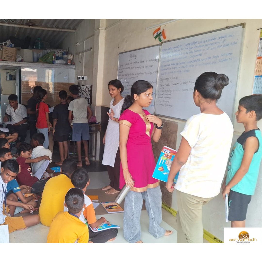 AshwamedhNGO's tweet image. On 13th Oct 2024, #ProjectAnkur held Ninja Session #12, where 23 students dove into Psychology (S.S. Chapter 2). Big thanks to Aayushi, Pratibha, Raj, Sejal, Raisa, and Amit for making it a fun learning experience! 💫 #AshwamedhFoundation #FunWithLearning #Teamwork