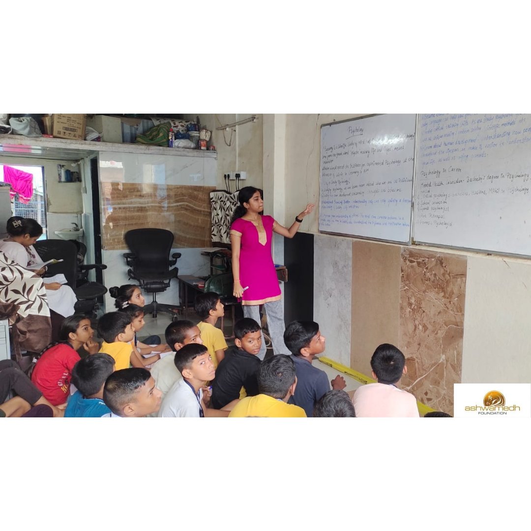 AshwamedhNGO's tweet image. On 13th Oct 2024, #ProjectAnkur held Ninja Session #12, where 23 students dove into Psychology (S.S. Chapter 2). Big thanks to Aayushi, Pratibha, Raj, Sejal, Raisa, and Amit for making it a fun learning experience! 💫 #AshwamedhFoundation #FunWithLearning #Teamwork