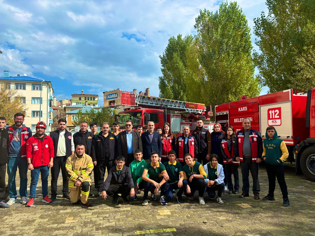 kars_akub's tweet photo. 13 Ekim Dünya Afet Risklerini Azaltma Günü münasebetiyle Kars Mesleki ve Teknik Anadolu Lisesi’nde itfaiye, AFAD ve AKUB ekipleri ile tahliye ve yangın tatbikatı gerçekleştirilmiştir. @tcmeb @meb_dhgm @omurfatih @mebisgb @ozkan_meb @ziyapolat73 @MetinTayarer @karsmem @Kars_AFAD https://t.co/X6WRMJ2OaQ