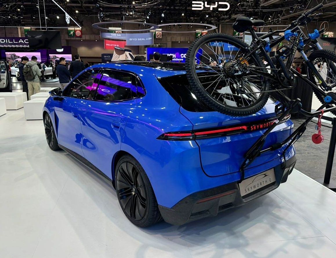 DoluBatarya's tweet image. ⚡Skywell'den yıllar sonra yeni elektrikli otomobil!

Paris Otomobil Fuarı'na katılan Çinli üretici #Skywell, kompakt SUV formundaki yeni aracını gün yüzüne çıkardı.

Geçen sene tanıtılan 'Skyhome' konseptiyle benzer tasarım çizgilerine sahip olan Skyworth Q, gelecek yıl Avrupa