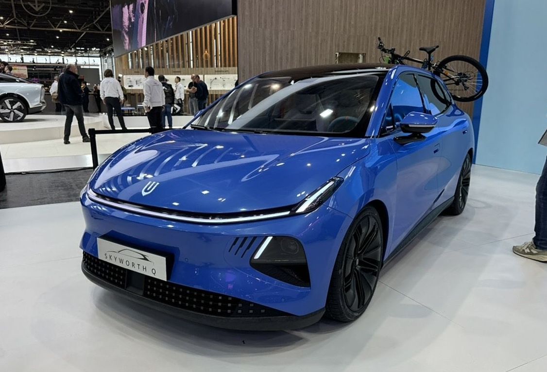 DoluBatarya's tweet image. ⚡Skywell'den yıllar sonra yeni elektrikli otomobil!

Paris Otomobil Fuarı'na katılan Çinli üretici #Skywell, kompakt SUV formundaki yeni aracını gün yüzüne çıkardı.

Geçen sene tanıtılan 'Skyhome' konseptiyle benzer tasarım çizgilerine sahip olan Skyworth Q, gelecek yıl Avrupa