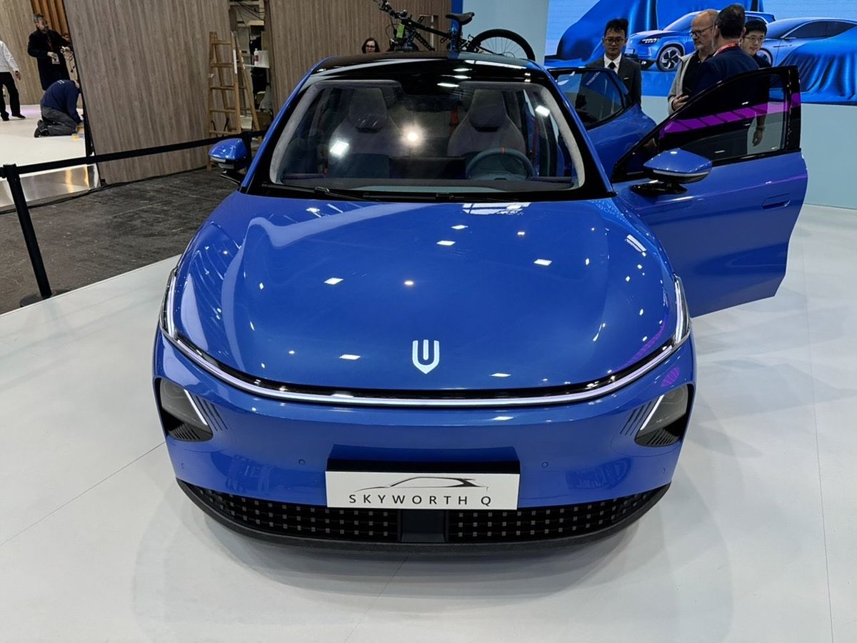 DoluBatarya's tweet image. ⚡Skywell'den yıllar sonra yeni elektrikli otomobil!

Paris Otomobil Fuarı'na katılan Çinli üretici #Skywell, kompakt SUV formundaki yeni aracını gün yüzüne çıkardı.

Geçen sene tanıtılan 'Skyhome' konseptiyle benzer tasarım çizgilerine sahip olan Skyworth Q, gelecek yıl Avrupa