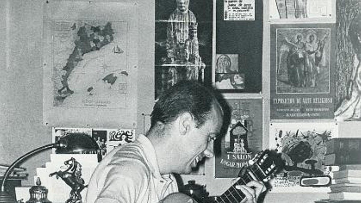 En Miquel Martí i Pol tocant la guitarra