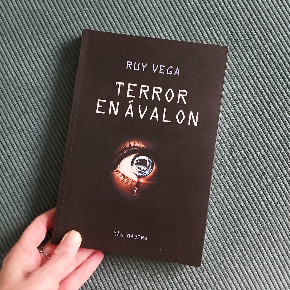 📚 ¡Nueva reseña en el blog! Esta vez te cuento mis impresiones sobre «Terror en Ávalon» de <a href="/Ruy_Vega/">Ruy Vega</a>. Si te gusta el thriller psicológico con el misterio cósmico, no te la pierdas. #Reseña