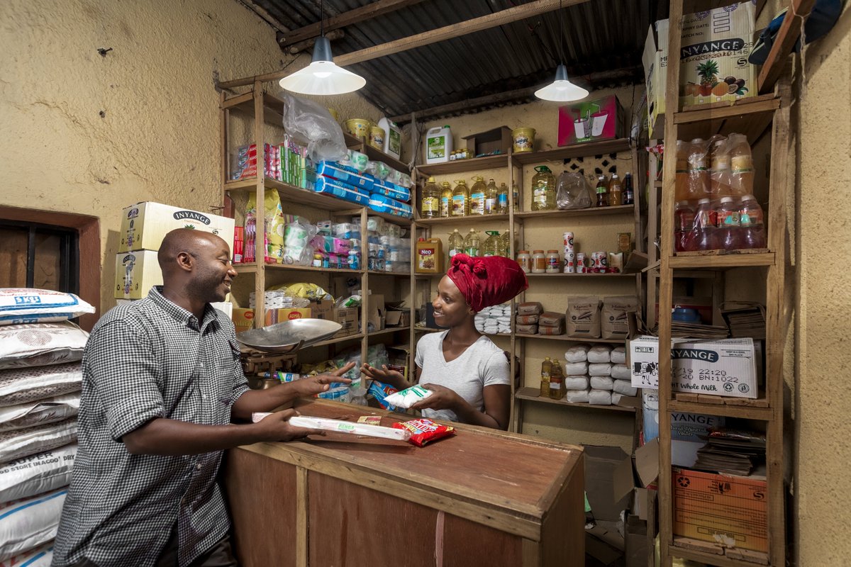 A new joint programme by UN agencies &amp; #Rwanda aims to provide 🇷🇼 small-scale cross-border traders with access to digital platforms, financial services, and new markets to improve their livelihoods and promote inclusive economic growth.

More details➡️ bit.ly/3ZZeJRx