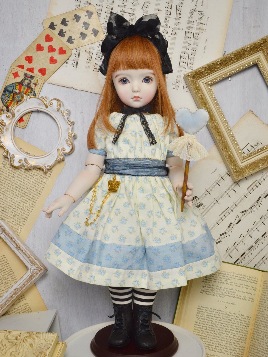 CoronaRosarum's tweet photo. 正面だけでなく、色んな角度からご覧頂きたい作品がレジ前に
ぴこうさ(@pikousa2)
藤本晶子(@shoko_doll)

známkaベアポスカ、アリスの変形カードは此方に🧸

【 #英国とアリス 】
🌟10/15（火）最終日
🌟午後４時閉場
🌟阪急うめだ本店10階うめだスーク中央街区1,2,3番小屋 https://t.co/QvPsELBN4Z