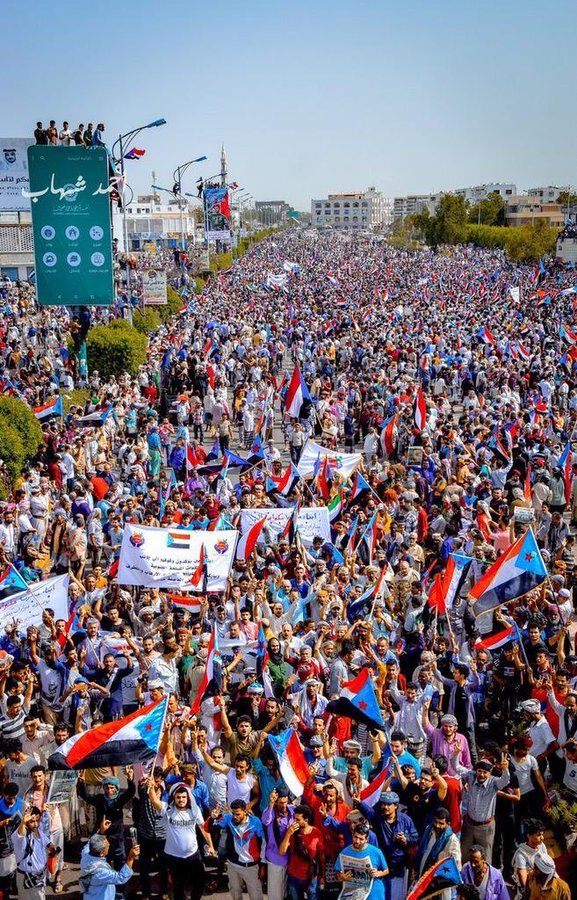 hsom67's tweet photo. لا عجب أن تكتسي سيئون ألوان الوطن الجنوبي فمنها ولد الحلم الوطني الكبير على يدّ الفذ عمر سالم باعباد.

دائماً وأبداً راهنوا على حضرموت وأهلها فهي صاحبة الأسبقية وكما بعثت رواد الدولة الأولى تبعث أحفادهم ليكونوا في ريادة الأستقلال الثاني.

بورك الجنوب وأهله
#مليونية_الهوية_الجنوبية
