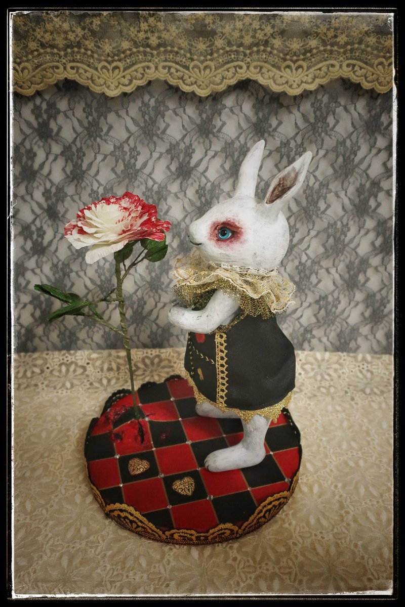 CoronaRosarum's tweet photo. 正面だけでなく、色んな角度からご覧頂きたい作品がレジ前に
ぴこうさ(@pikousa2)
藤本晶子(@shoko_doll)

známkaベアポスカ、アリスの変形カードは此方に🧸

【 #英国とアリス 】
🌟10/15（火）最終日
🌟午後４時閉場
🌟阪急うめだ本店10階うめだスーク中央街区1,2,3番小屋 https://t.co/QvPsELBN4Z