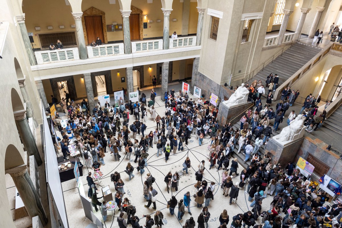 Heute startet das #Wintersemester und wir verzeichnen einen neuen #Rekord: Mehr als 54.500 Studierende haben sich an der #LMU München immatrikuliert! Der Anteil #internationaler Studierenden liegt mittlerweile über 20%. Wir wünschen allen - vor allem den Erstsemestern - einen