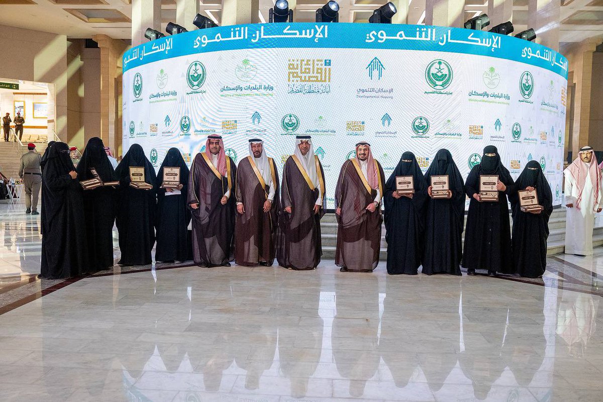 EmarahAlQassim's tweet photo. أوضح سموه بأن برنامج الإسكان التنموي بالمنطقة ، يأتي انطلاقا مما توليه القيادة الرشيدة -أيدها الله- من دعم لا محدود لتحقيق الإستقرار الاجتماعي والرفاهية للمواطنين..

سمو #أمير_منطقة_القصيم بحضور معالي وزير البلديات والإسكان يسلّم 840 وحدة سكنية لمستفيدي برنامج الإسكان التنموي بمنطقة القصيم .