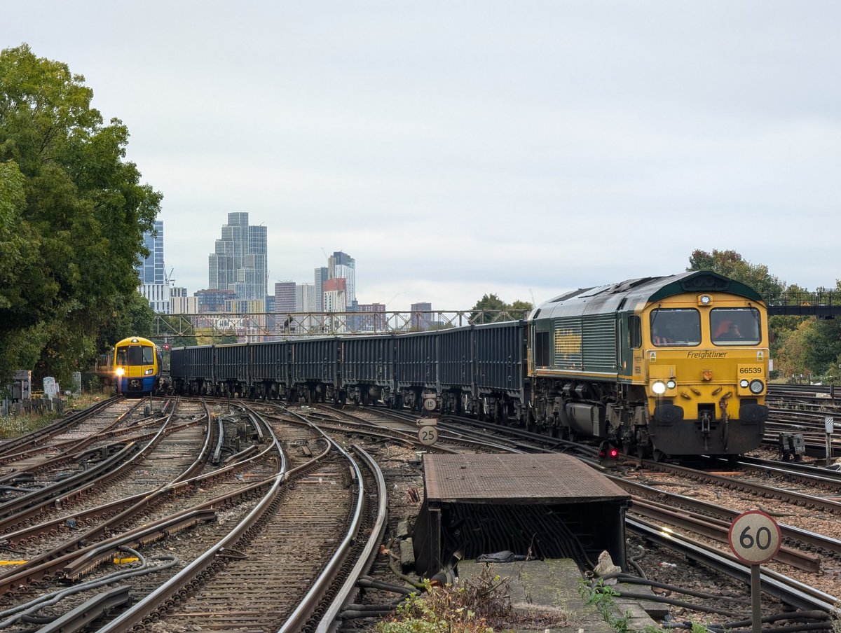 DownOnTheStour's tweet photo. Back at Clapham Junction and we've hit the jackpot 🎉

A photo of required Overground Pride unit &amp; 458/4 for haulage ✅

#DOTS #railwayphotography #trainphotography #class458 #class701 #class378 #pride #LGBTQ https://t.co/RhZcmGhnyM
