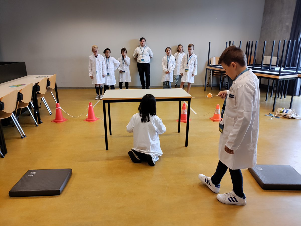 KULeuvenPT's tweet photo. Dit weekend hielpen kinderen tijdens de #Kinderuniversiteit Dr Brainstorm ontsnappen uit de klauwen van Mr Parkinson! 🧠🔍 
Dankzij collega's Lova Hulst, @GorisMaaike, en Tim Maurissens van @PRO__Labo leerden ze al spelend over onze hersenen &amp; de ziekte van Parkinson
@MoranGilat https://t.co/a25G3Gin7c