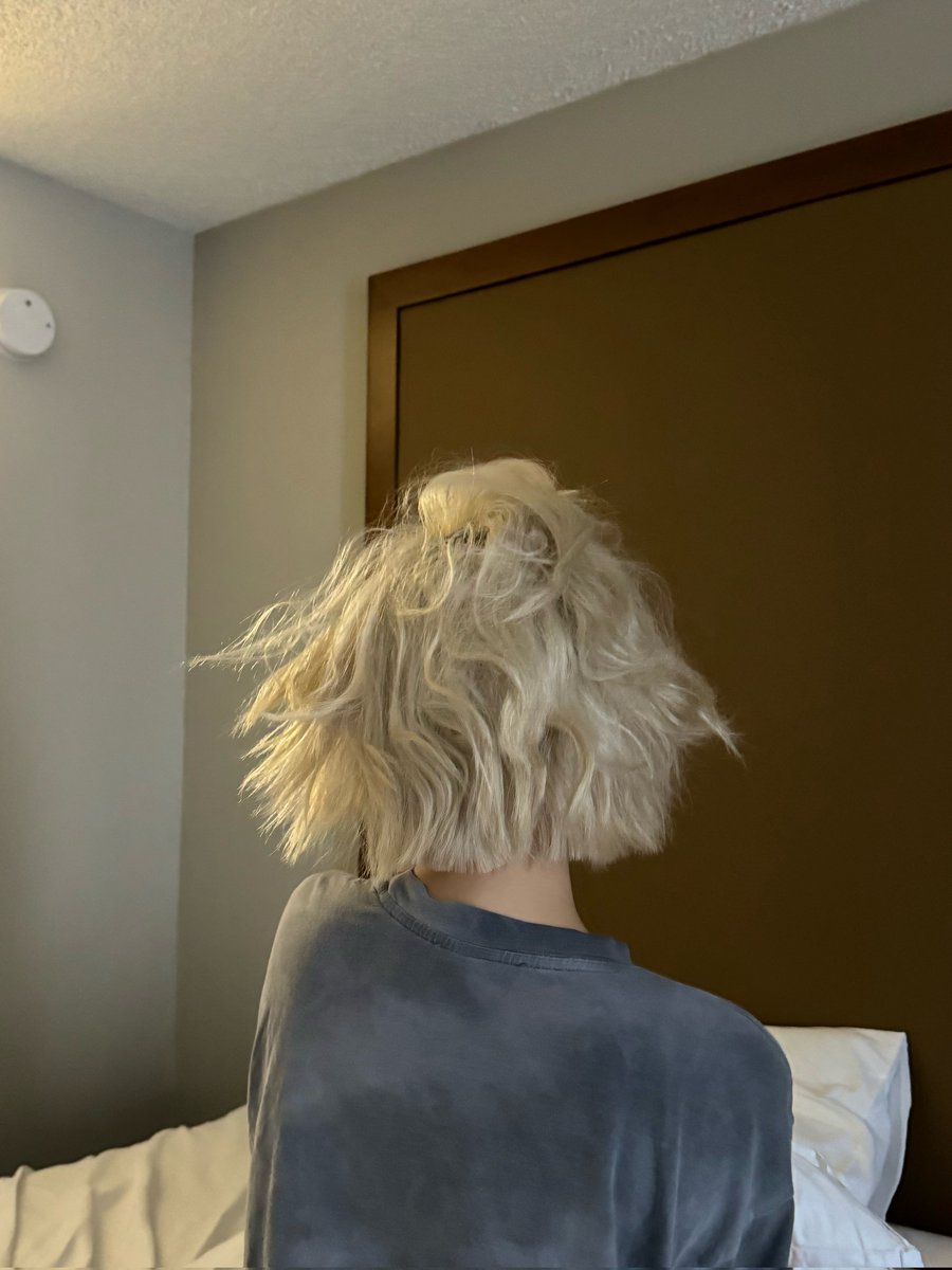 6mixxbbl's tweet image. 241014 🐻🫧 8:34AM CEST

🐻 it’s 9:30 PM in Seoul!!
🐻 📸
🐻 the back view of Bae Jinsol after waking up