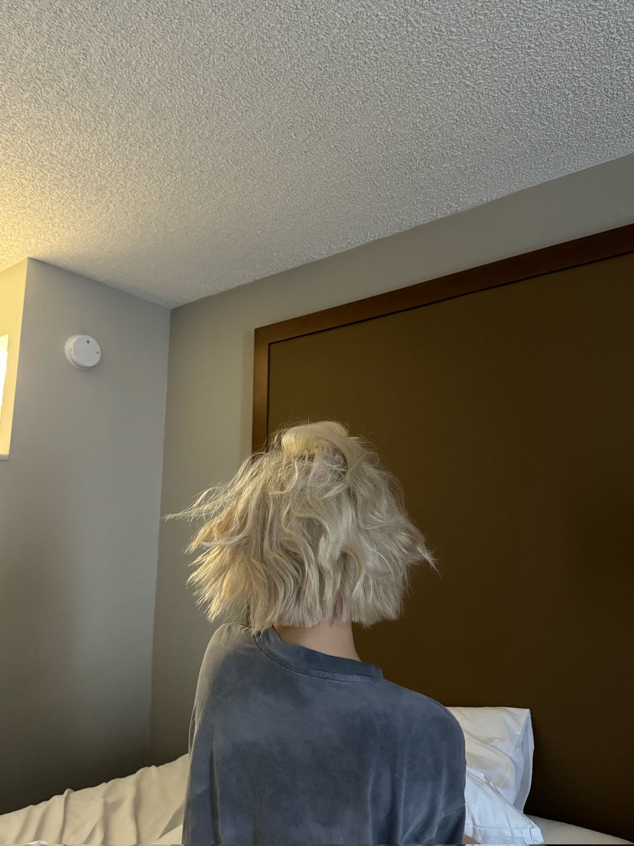 6mixxbbl's tweet image. 241014 🐻🫧 8:34AM CEST

🐻 it’s 9:30 PM in Seoul!!
🐻 📸
🐻 the back view of Bae Jinsol after waking up